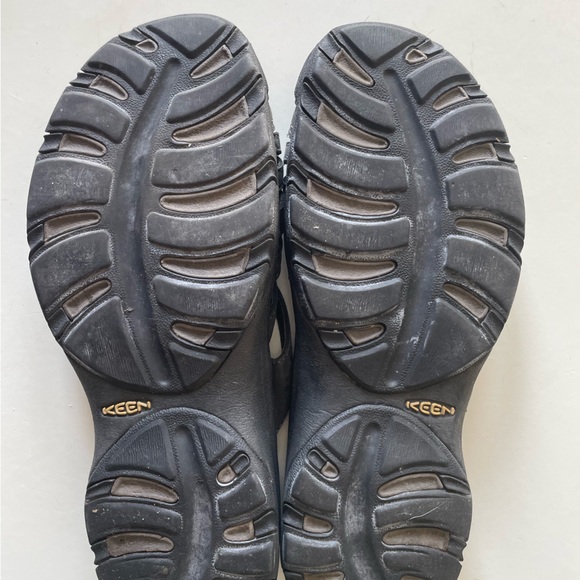 Keen Black slip ons - Picture 3 of 3